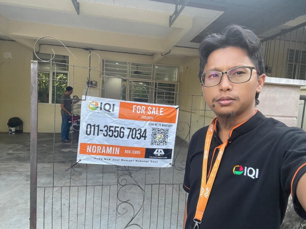 Noramin Azhar di hadapan hartanah untuk dijual